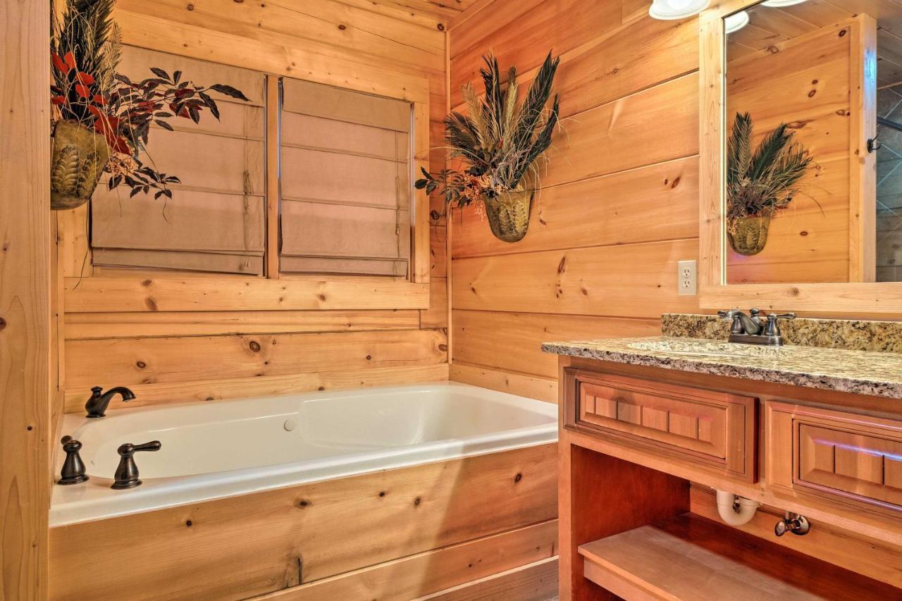 Pigeon Forge Cabin With Brand New Hot Tub And Views! Sevierville Eksteriør billede